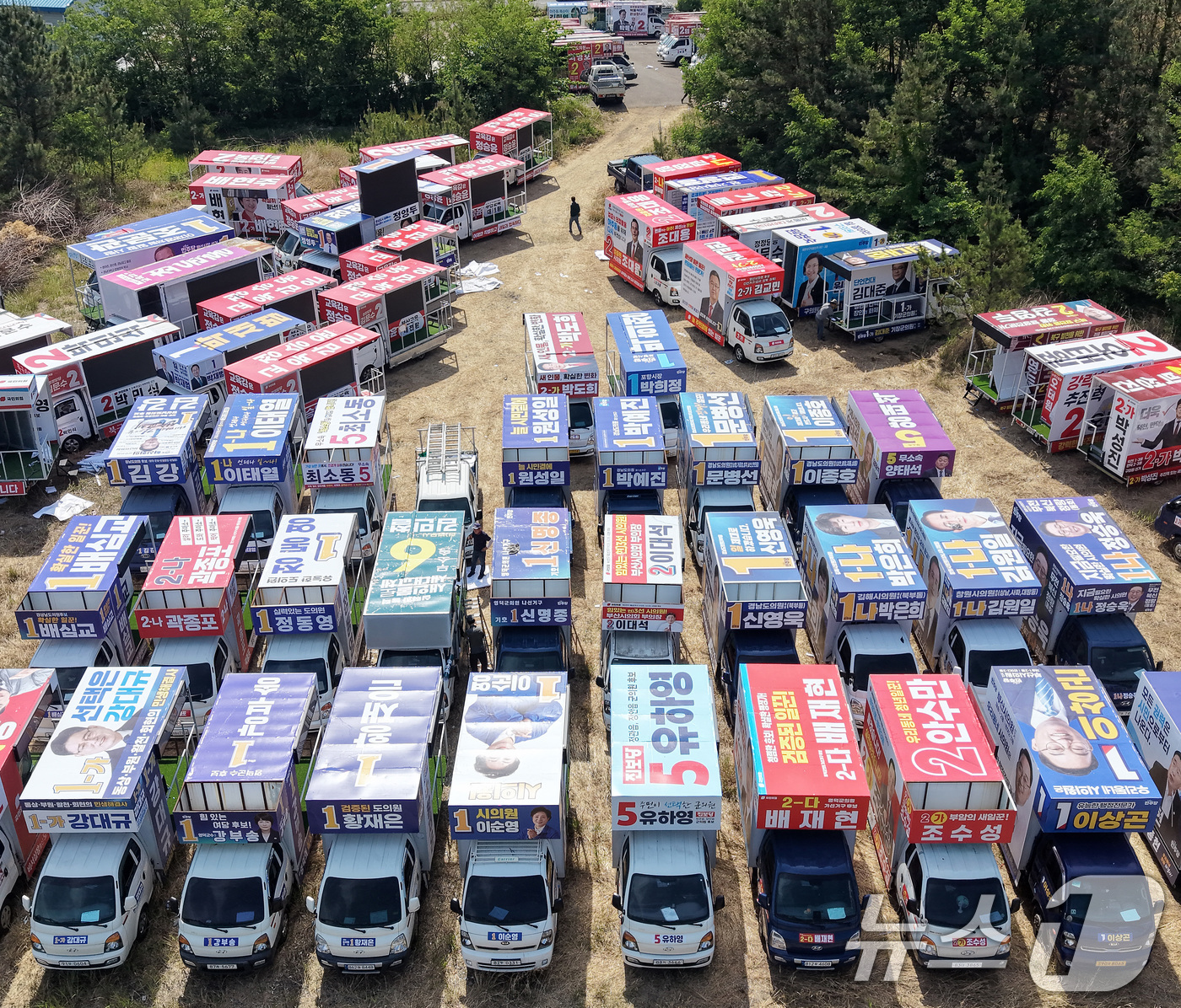 (울산=뉴스1) 윤일지 기자 = 제9회 전국동시지방선거 공식 선거운동을 이틀 앞둔 19일 울산 울주군 한 선거 유세차량 제작 업체에서 부산·울산·경남 지역 출마 후보들의 유세 차량 …