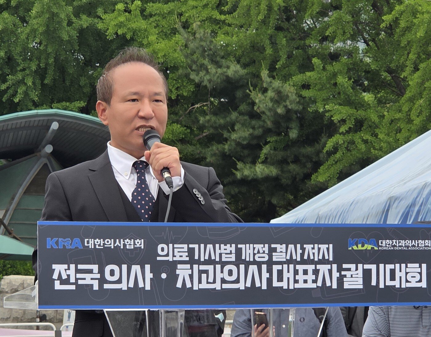 본문 이미지 - 대한의사협회와 대한치과의사협회는 19일 서울 여의도 국회의사당 앞에서 '의료기사법 개정 결사 저지 전국 의사·치과의사 대표자 궐기대회'를 개최했다. 사진은 황규석 서울시의사회장. (대한의사협회 제공)
