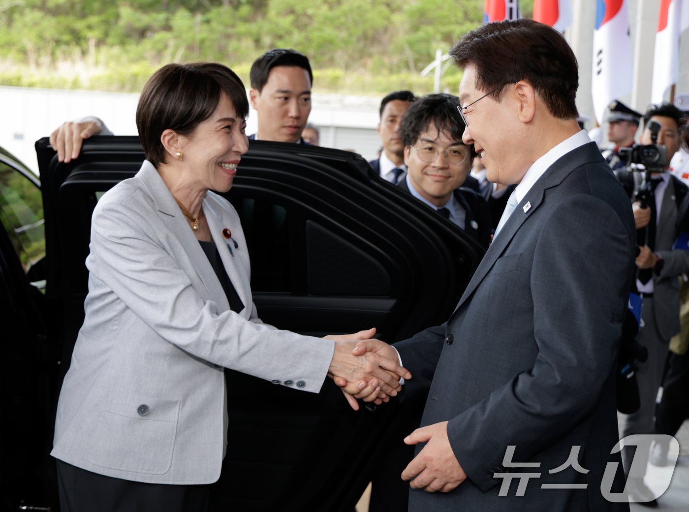 (안동=뉴스1) 허경 기자 = 이재명 대통령이 19일 경북 안동의 한 호텔에서 방한한 다카이치 사나에 일본 총리를 영접하고 있다. (청와대통신사진기자단) 2026.5.19/뉴스1