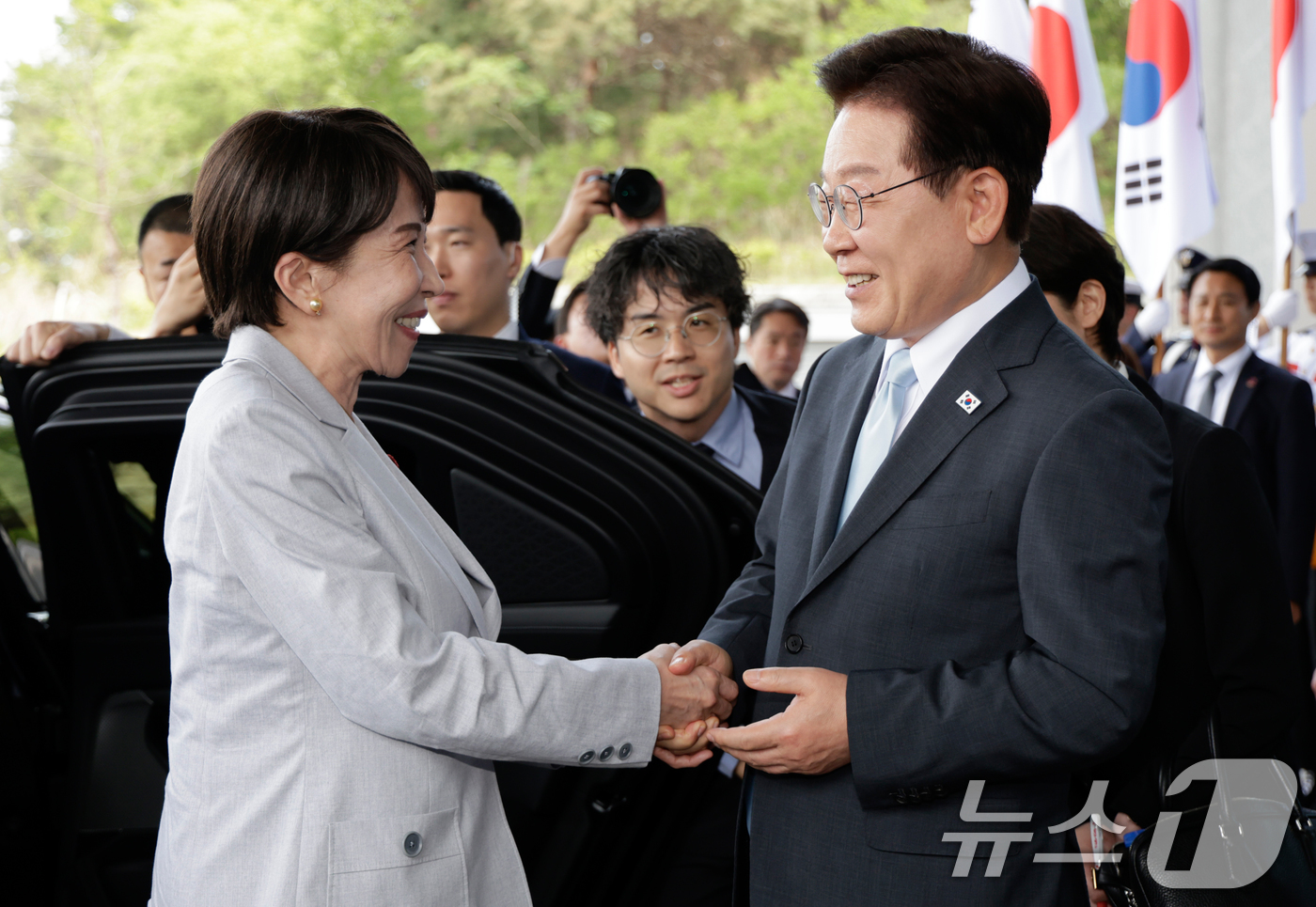 (안동=뉴스1) 허경 기자 = 이재명 대통령이 19일 경북 안동의 한 호텔에서 방한한 다카이치 사나에 일본 총리를 영접하고 있다. (청와대통신사진기자단) 2026.5.19/뉴스1