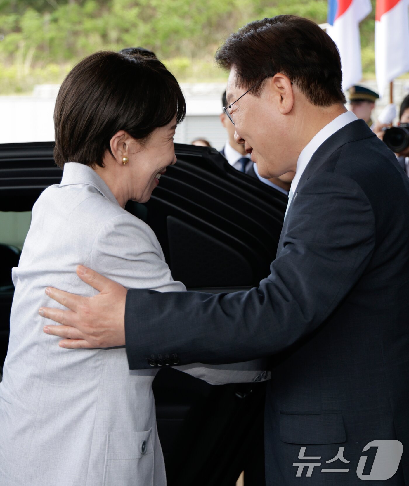 본문 이미지 - 이재명 대통령이 19일 경북 안동의 한 호텔에서 방한한 다카이치 사나에 일본 총리를 영접하고 있다. (청와대통신사진기자단) 2026.5.19 ⓒ 뉴스1 허경 기자