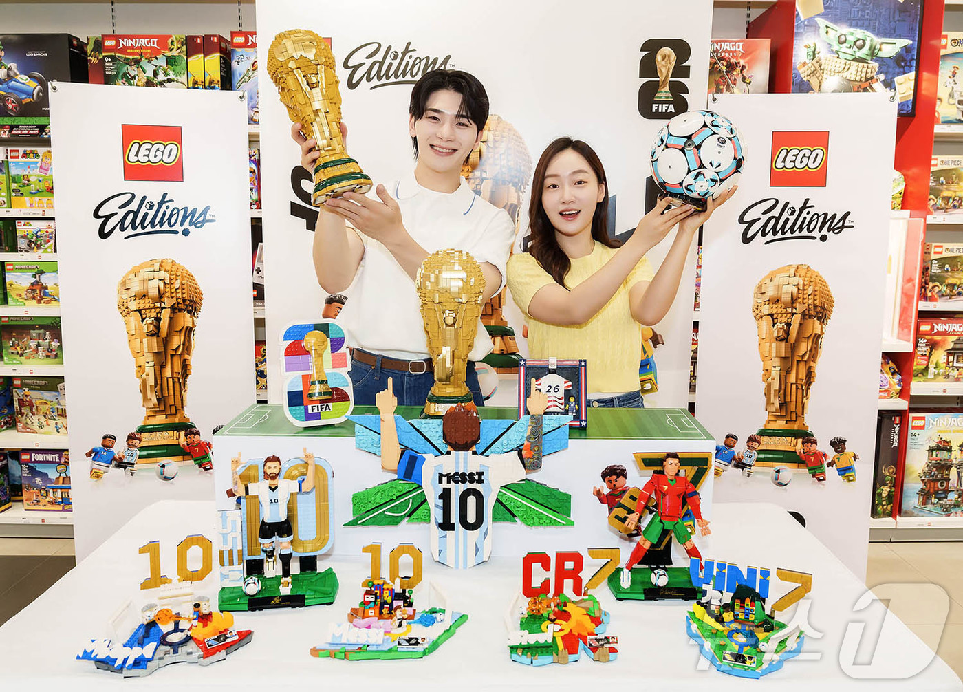 (서울=뉴스1) = 19일 오전 서울 용산구 공식 레고스토어 용산점에서 모델들이 포즈를 취하고 있다. 레고코리아가 ’26 FIFA 월드컵’을 앞두고 축구를 테마로 출시한 레고 에디 …