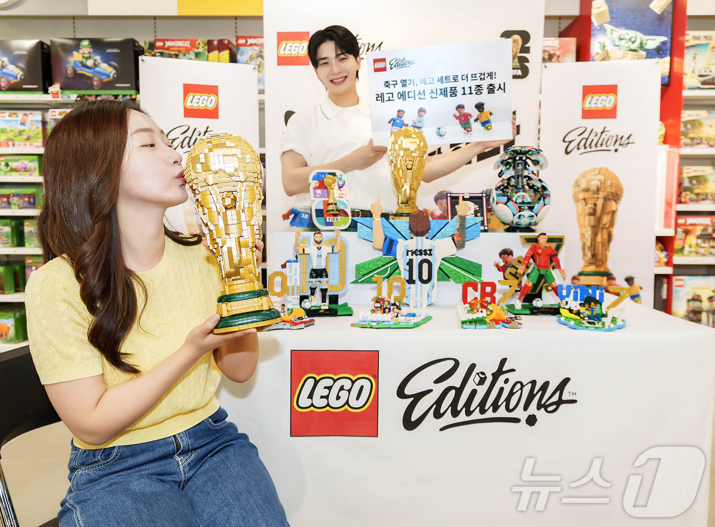 (서울=뉴스1) = 19일 오전 서울 용산구 공식 레고스토어 용산점에서 모델들이 ‘레고 에디션 FIFA 월드컵 공식 트로피(43020)’를 선보이고 있다. 레고코리아가 ’26 FI …