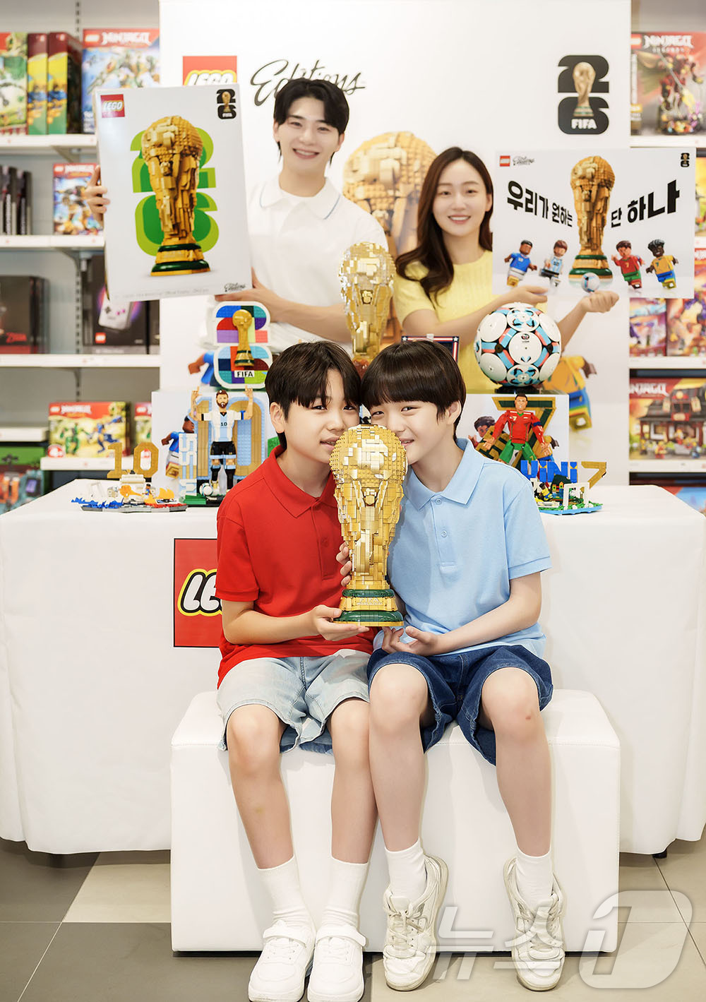 (서울=뉴스1) = 19일 오전 서울 용산구 공식 레고스토어 용산점에서 모델들이 ‘레고 에디션 FIFA 월드컵 공식 트로피(43020)’를 선보이고 있다. 레고코리아가 ’26 FI …