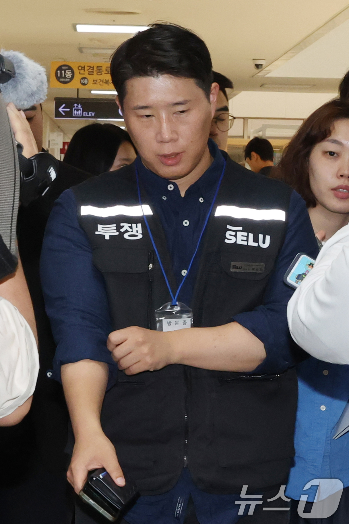 (세종=뉴스1) 오대일 기자 = 최승호 삼성그룹 초기업노동조합 삼성전자지부 위원장이 총파업 예고 시한을 이틀 앞둔 19일 정부세종청사 중앙노동위원회에서 열린 2차 사후조정 2일차 …