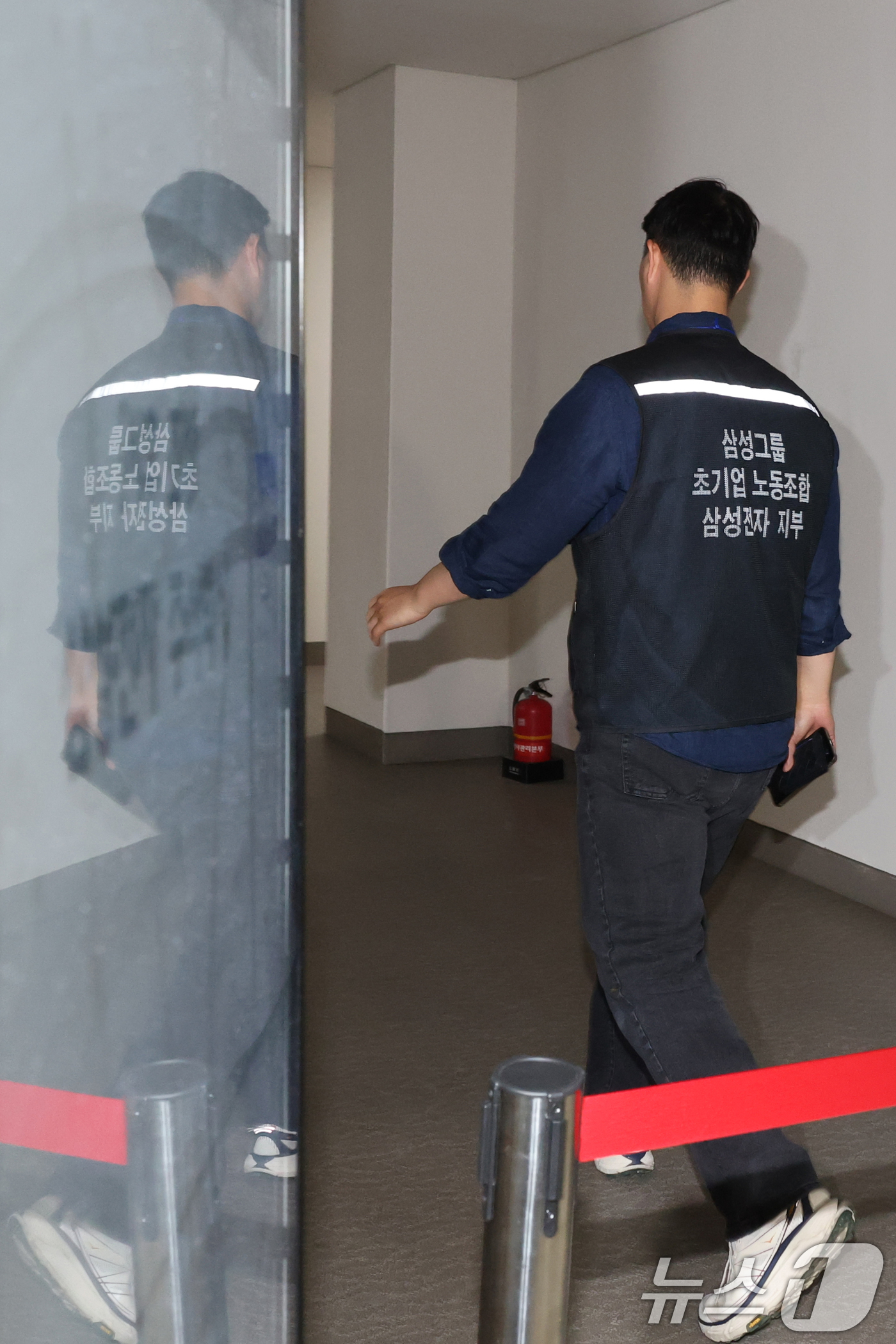 (세종=뉴스1) 오대일 기자 = 최승호 삼성그룹 초기업노동조합 삼성전자지부 위원장이 총파업 예고 시한을 이틀 앞둔 19일 정부세종청사 중앙노동위원회에서 열린 2차 사후조정 2일차 …
