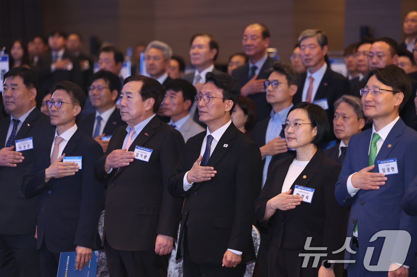 (서울=뉴스1) 김성진 기자 = 김민석 국무총리가 19일 서울 영등포구 여의도 중소기업중앙회 K-BIZ홀에서 열린 2026 대한민국 중소기업인 대회에서 국기에 대한 경례를 하고 있 …