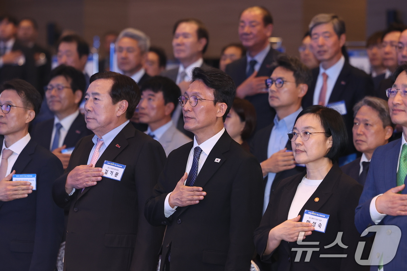 (서울=뉴스1) 김성진 기자 = 김민석 국무총리가 19일 서울 영등포구 여의도 중소기업중앙회 K-BIZ홀에서 열린 2026 대한민국 중소기업인 대회에서 국기에 대한 경례를 하고 있 …