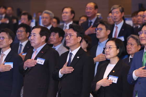 국민의례하는 김민석 국무총리