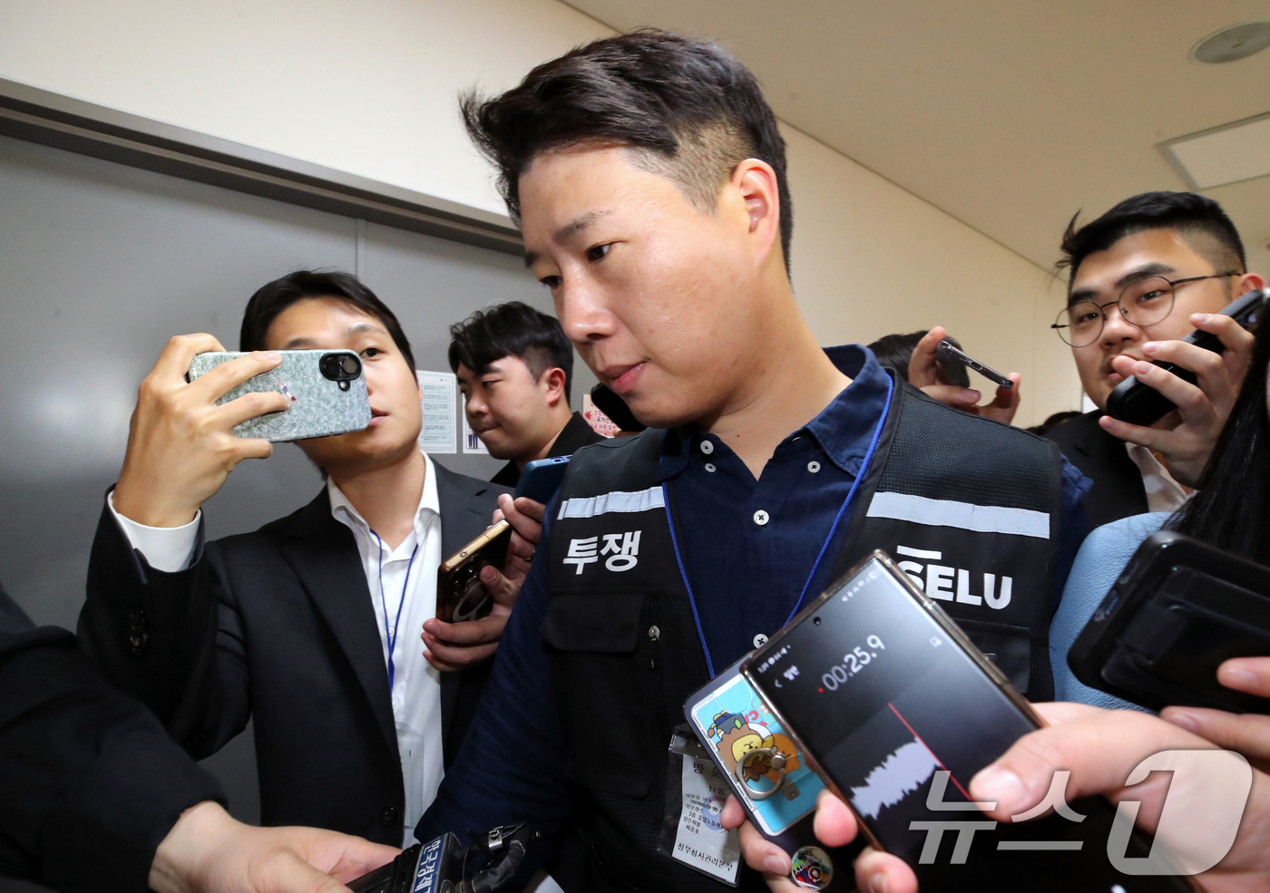 (세종=뉴스1) 오대일 기자 = 최승호 삼성그룹 초기업노동조합 삼성전자지부 위원장이 총파업 예고 시한을 이틀 앞둔 19일 정부세종청사 중앙노동위원회에서 열린 2차 사후조정 2일차 …