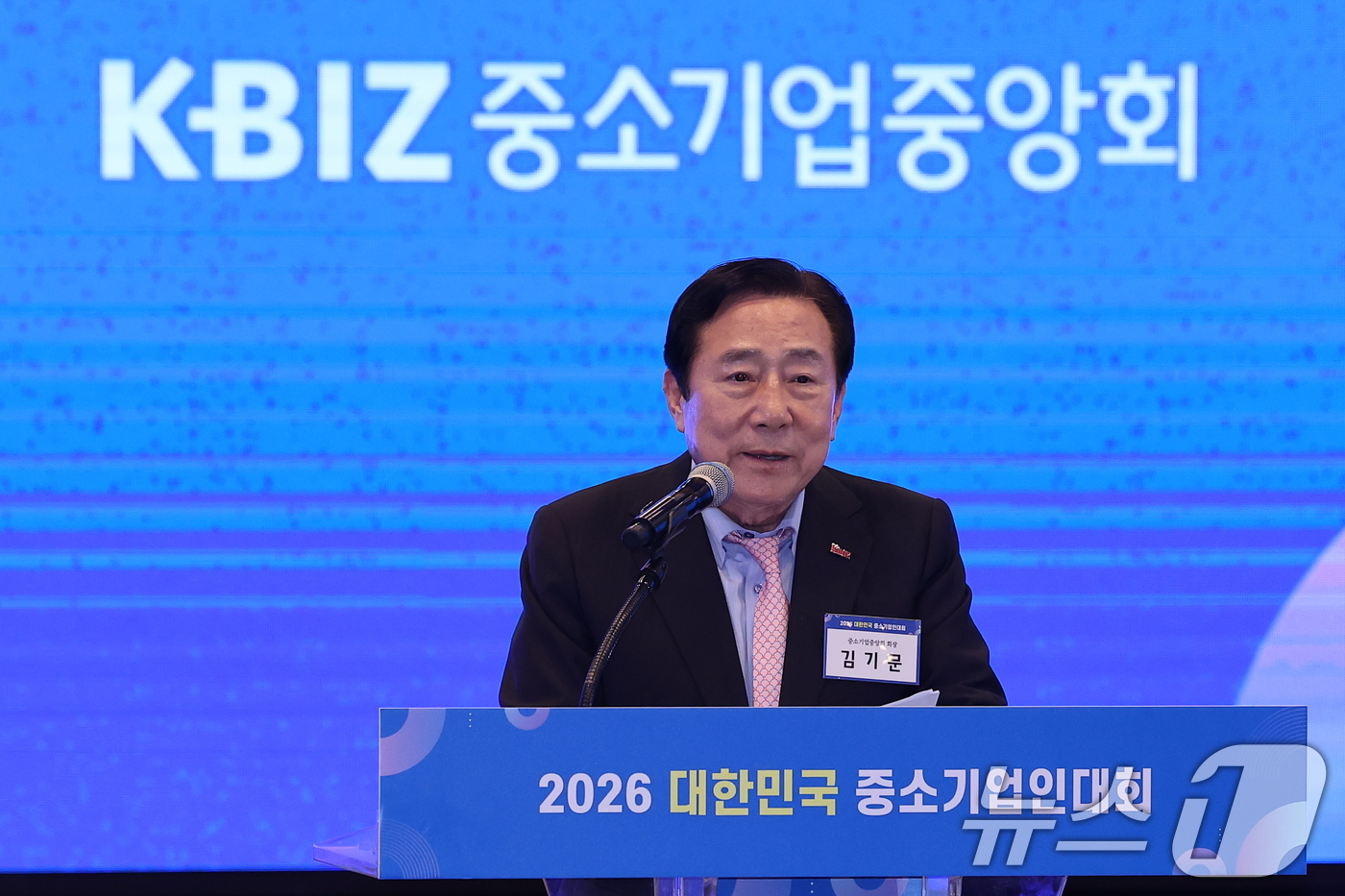 (서울=뉴스1) 김성진 기자 = 김기문 중소기업중앙회장이 19일 서울 영등포구 여의도 중소기업중앙회 K-BIZ홀에서 열린 2026 대한민국 중소기업인 대회에서 대회사를 하고 있다. …