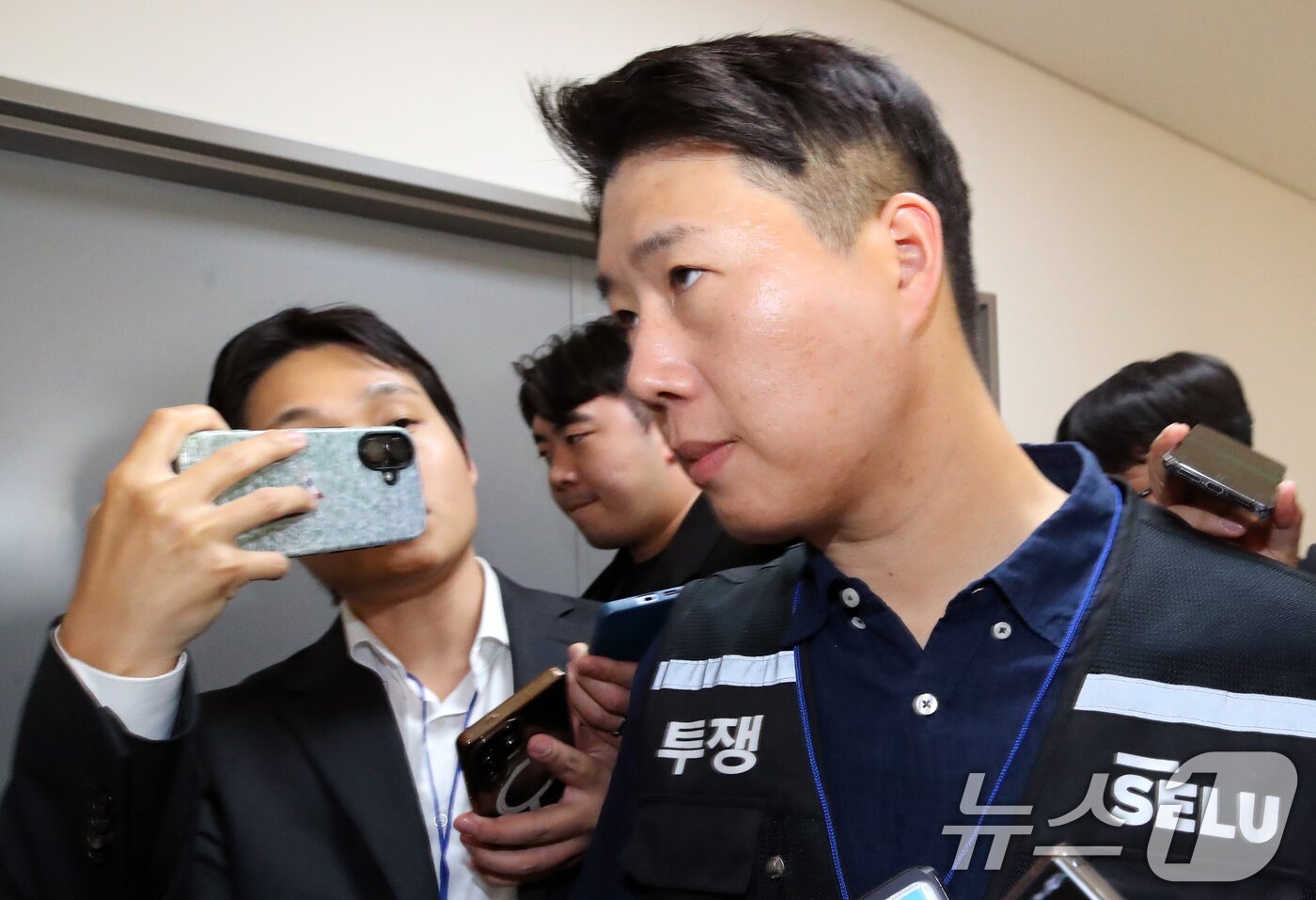 본문 이미지 - 최승호 삼성그룹 초기업노동조합 삼성전자지부 위원장이 총파업 예고 시한을 이틀 앞둔 19일 정부세종청사 중앙노동위원회에서 열린 2차 사후조정 2일차 오후회의에 참석하고 있다. (공동취재) 2026.5.19 ⓒ 뉴스1 오대일 기자