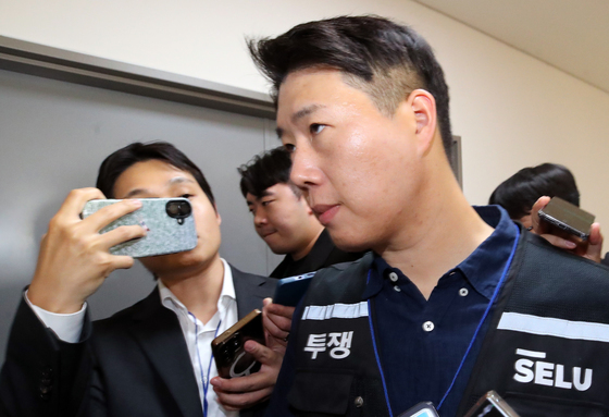 굳은 얼굴의 최승호 위원장