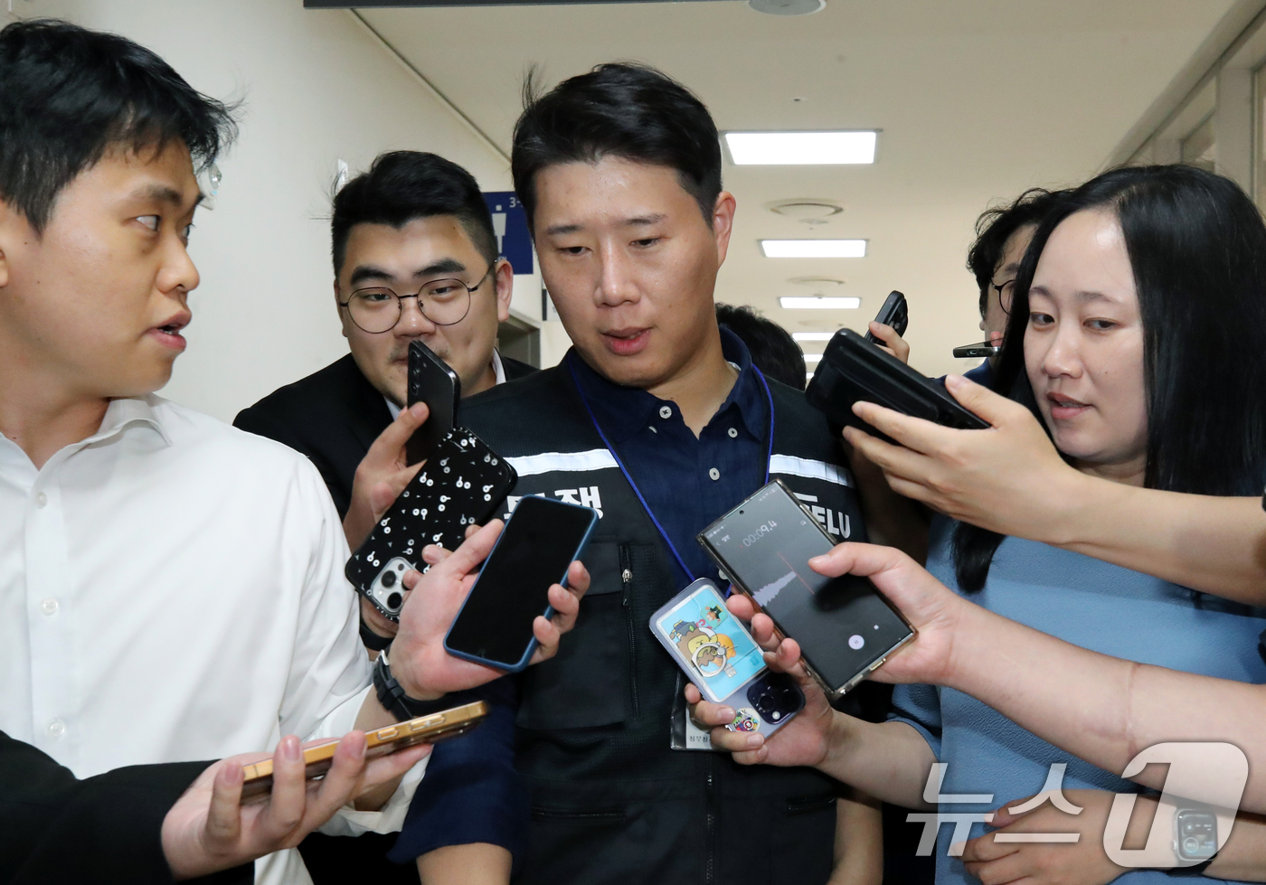 (세종=뉴스1) 오대일 기자 = 최승호 삼성그룹 초기업노동조합 삼성전자지부 위원장이 총파업 예고 시한을 이틀 앞둔 19일 정부세종청사 중앙노동위원회에서 열린 2차 사후조정 2일차 …