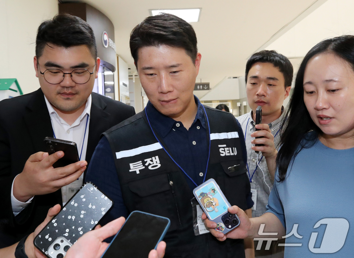 (세종=뉴스1) 오대일 기자 = 최승호 삼성그룹 초기업노동조합 삼성전자지부 위원장이 총파업 예고 시한을 이틀 앞둔 19일 정부세종청사 중앙노동위원회에서 열린 2차 사후조정 2일차 …