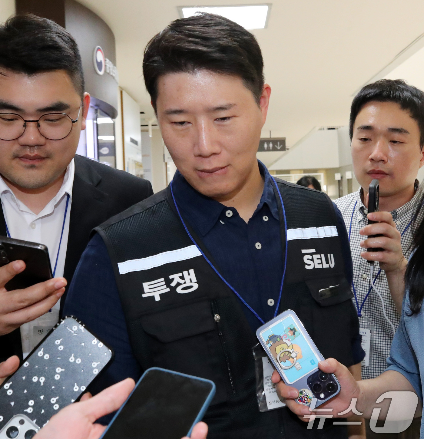 (세종=뉴스1) 오대일 기자 = 최승호 삼성그룹 초기업노동조합 삼성전자지부 위원장이 총파업 예고 시한을 이틀 앞둔 19일 정부세종청사 중앙노동위원회에서 열린 2차 사후조정 2일차 …