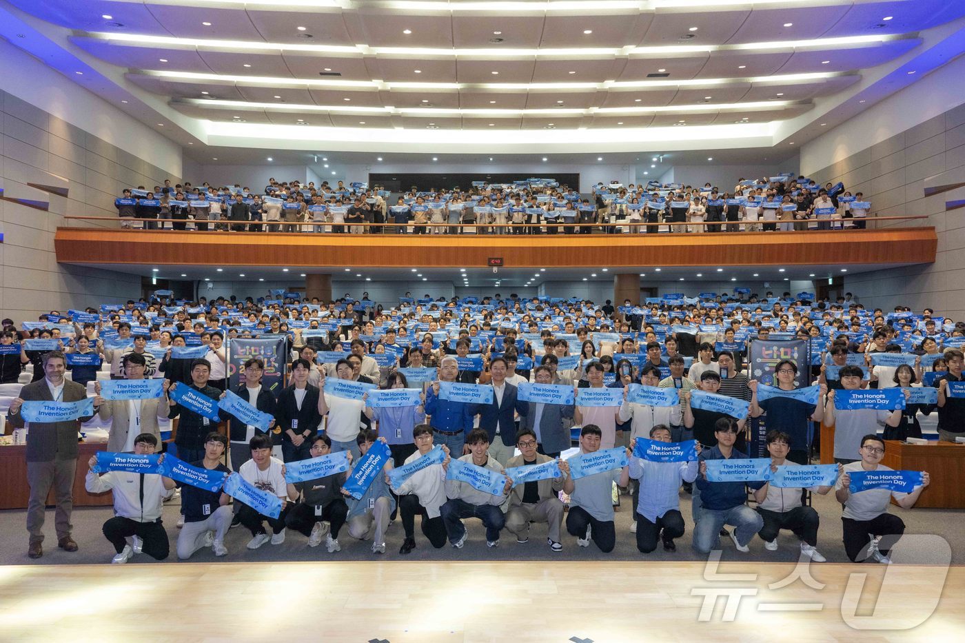 (서울=뉴스1) = 현대자동차·기아가 19일 경기도 화성시 남양연구소에서 사내 특허 경연대회인 ‘2026 발명의 날' 행사를 개최했다고 밝혔다. 사진은 발명의 날 행사 참석자들이 …
