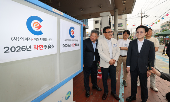 착한주유소 찾은 산업장관 "석유 가격 안정 동참에 감사"