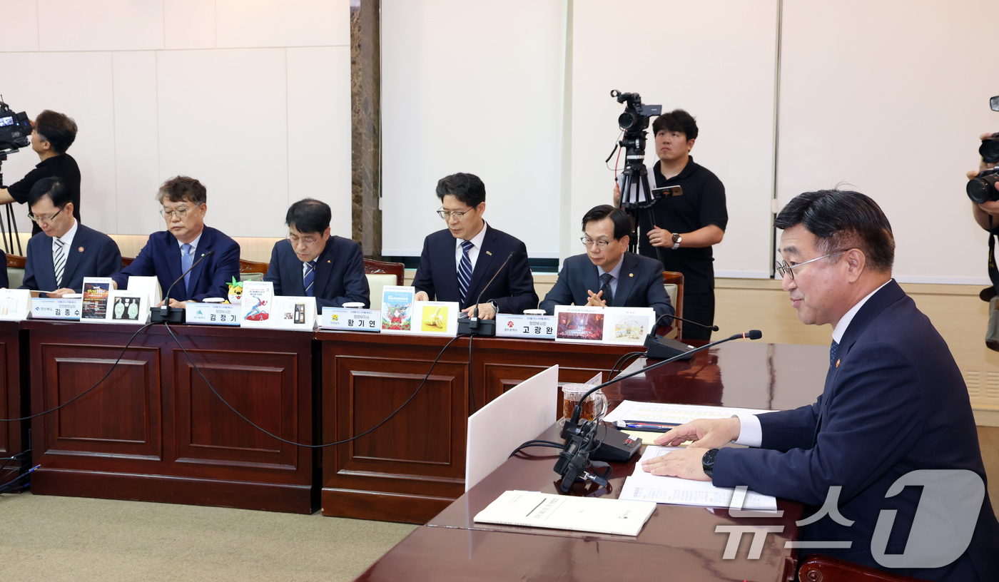 (서울=뉴스1) 김명섭 기자 = 윤호중 행정안전부 장관이 19일 오후 서울 종로구 세종대로 정부서울청사에서 열린  제4회 중앙지방 정책협의회에서 모두 발언을 하고 있다.  2026 …