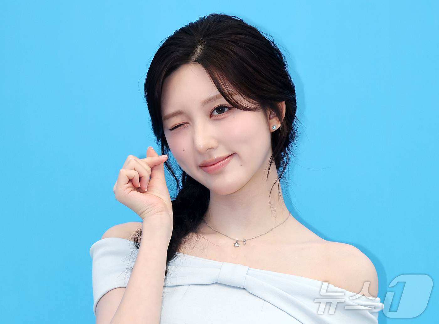(서울=뉴스1) 김진환 기자 = 아이브 가을이 19일 서울 성동구 LES601 성수에서 열린 센카 팝업 기념 포토행사에 참석해 포즈를 취하고 있다. 2026.5.19/뉴스1