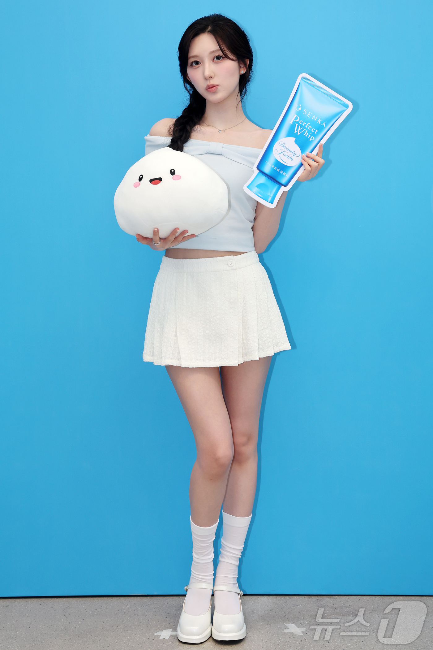 (서울=뉴스1) 김진환 기자 = 아이브 가을이 19일 서울 성동구 LES601 성수에서 열린 센카 팝업 기념 포토행사에 참석해 포즈를 취하고 있다. 2026.5.19/뉴스1