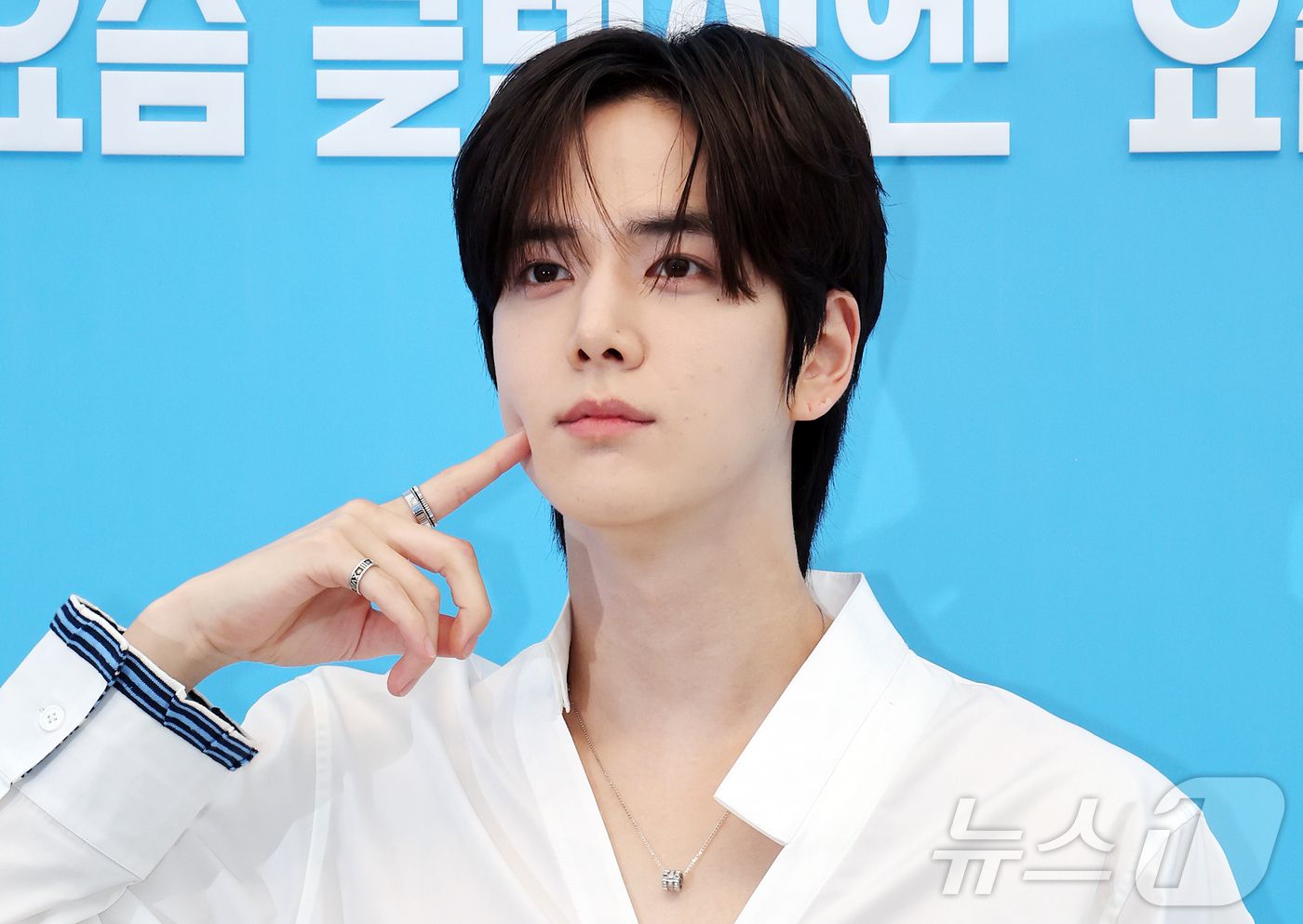 (서울=뉴스1) 김진환 기자 = 더보이즈 영훈이 19일 서울 성동구 LES601 성수에서 열린 센카 팝업 기념 포토행사에 참석해 포즈를 취하고 있다. 2026.5.19/뉴스1