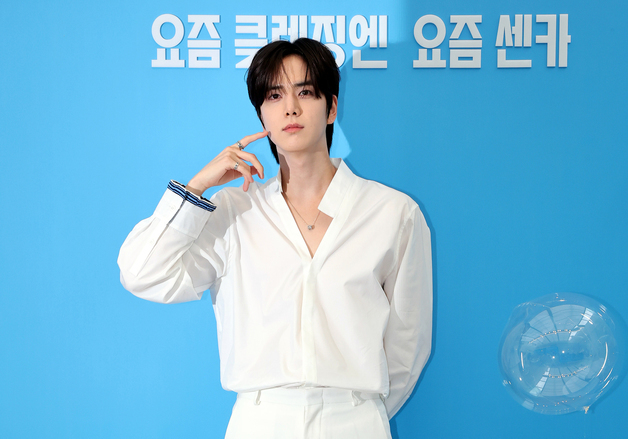 포즈 취하는 더보이즈 영훈