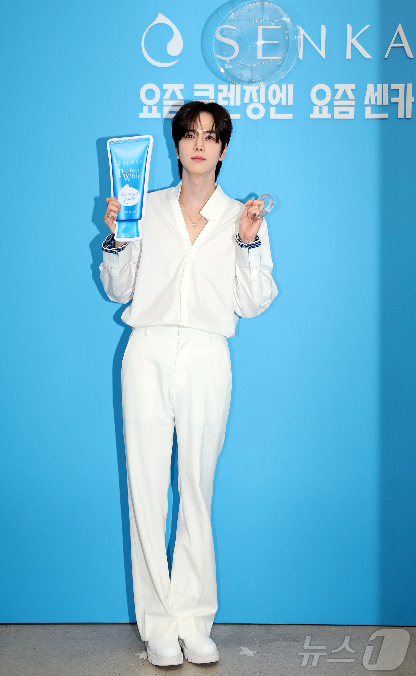 (서울=뉴스1) 김진환 기자 = 더보이즈 영훈이 19일 서울 성동구 LES601 성수에서 열린 센카 팝업 기념 포토행사에 참석해 포즈를 취하고 있다. 2026.5.19/뉴스1