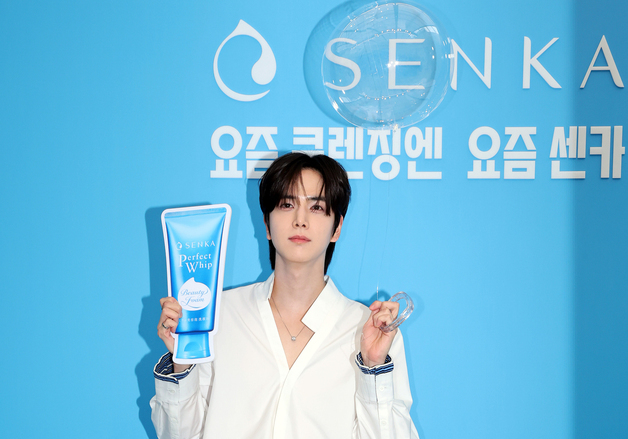 포즈 취하는 더보이즈 영훈
