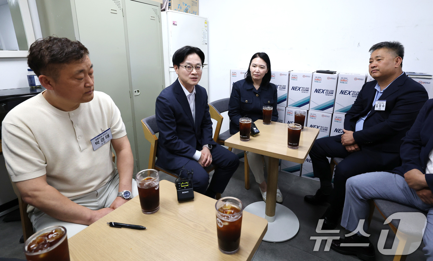 (서울=뉴스1) 임세영 기자 = 김정관 산업통상부 장관이 19일 서울 구로구 개봉로 대원 셀프주유소에서 착한주유소로 선정된 전국 주유소 대표들과 간담회를 하고 있다.착한주유소는 석 …