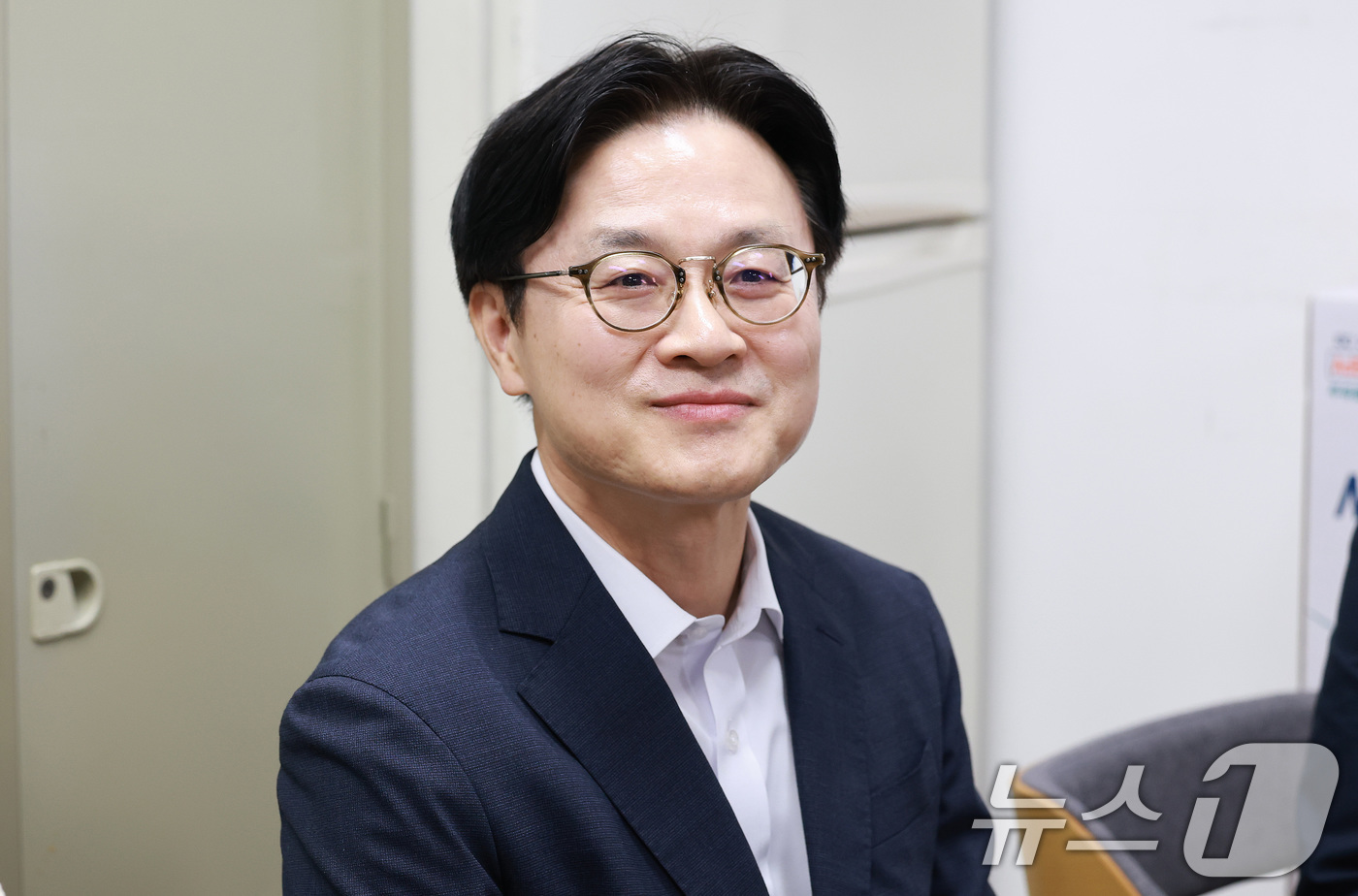 (서울=뉴스1) 임세영 기자 = 김정관 산업통상부 장관이 19일 서울 구로구 개봉로 대원 셀프주유소에서 착한주유소로 선정된 전국 주유소 대표들과 간담회를 하고 있다.착한주유소는 석 …