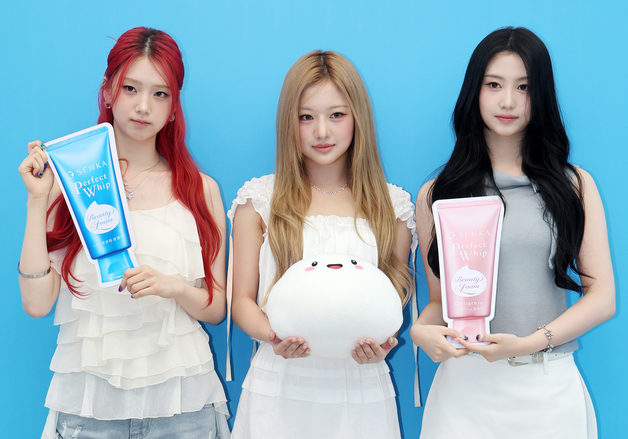 포즈 취하는 언차일드 예은·하은·이본