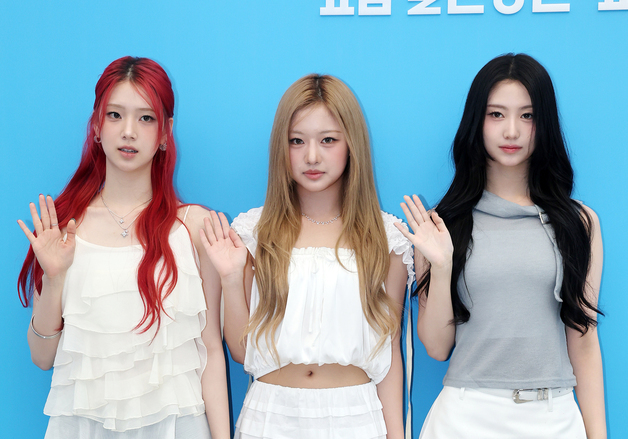 포즈 취하는 언차일드 예은·하은·이본