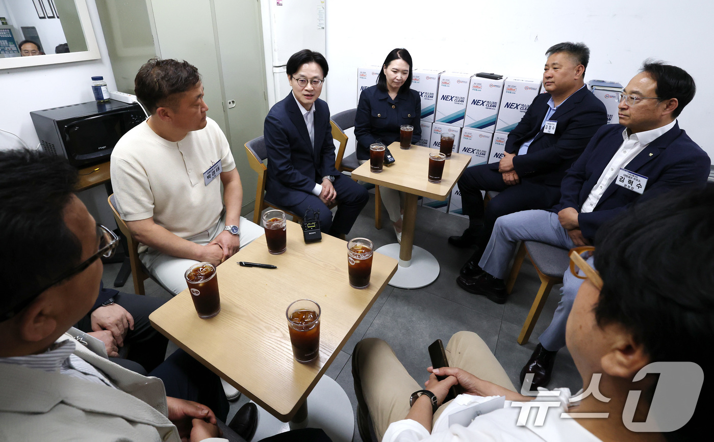 (서울=뉴스1) 임세영 기자 = 김정관 산업통상부 장관이 19일 서울 구로구 개봉로 대원 셀프주유소에서 착한주유소로 선정된 전국 주유소 대표들과 간담회를 하고 있다.착한주유소는 석 …