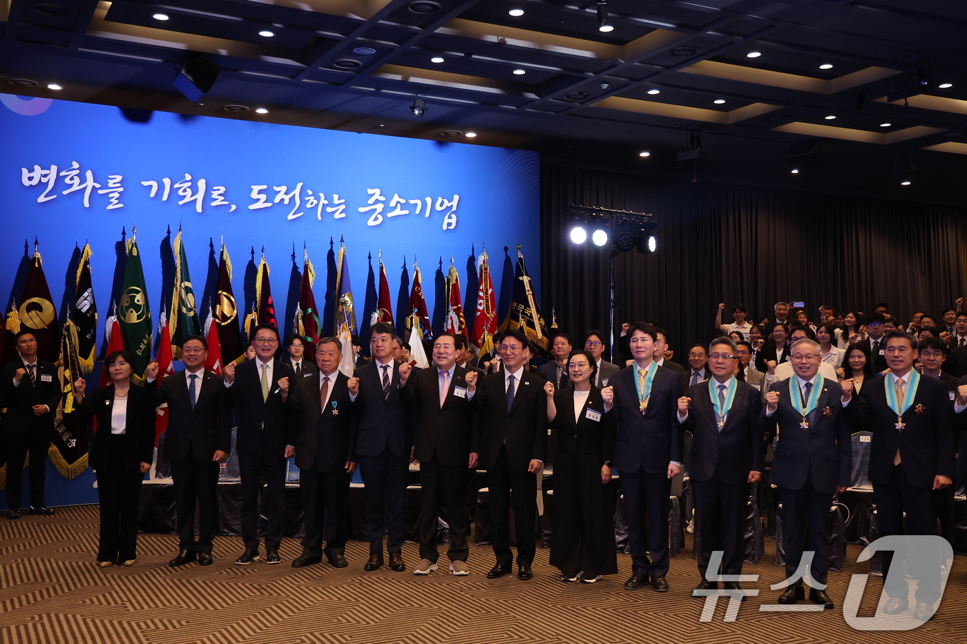 (서울=뉴스1) 김성진 기자 = 김민석 국무총리와 김기문 중소기업중앙회장, 한성숙 중소벤처기업부 장관 등 참석자들이 19일 서울 영등포구 여의도 중소기업중앙회 K-BIZ홀에서 열린 …