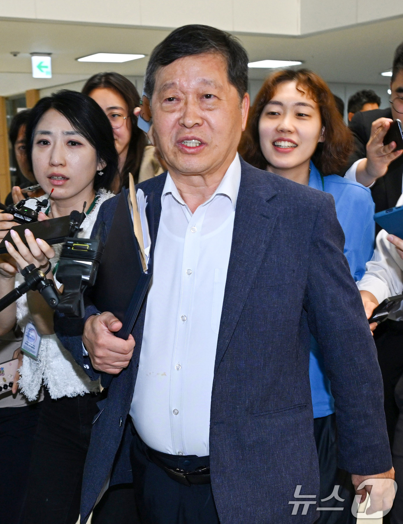 (세종=뉴스1) 오대일 기자 = 박수근 중앙노동위원장이 삼성전자 노조의 총파업 예고 시한을 이틀 앞둔 19일 정부세종청사 중앙노동위원회에서 열린 삼성전자 2차 사후조정 2일차 오후 …