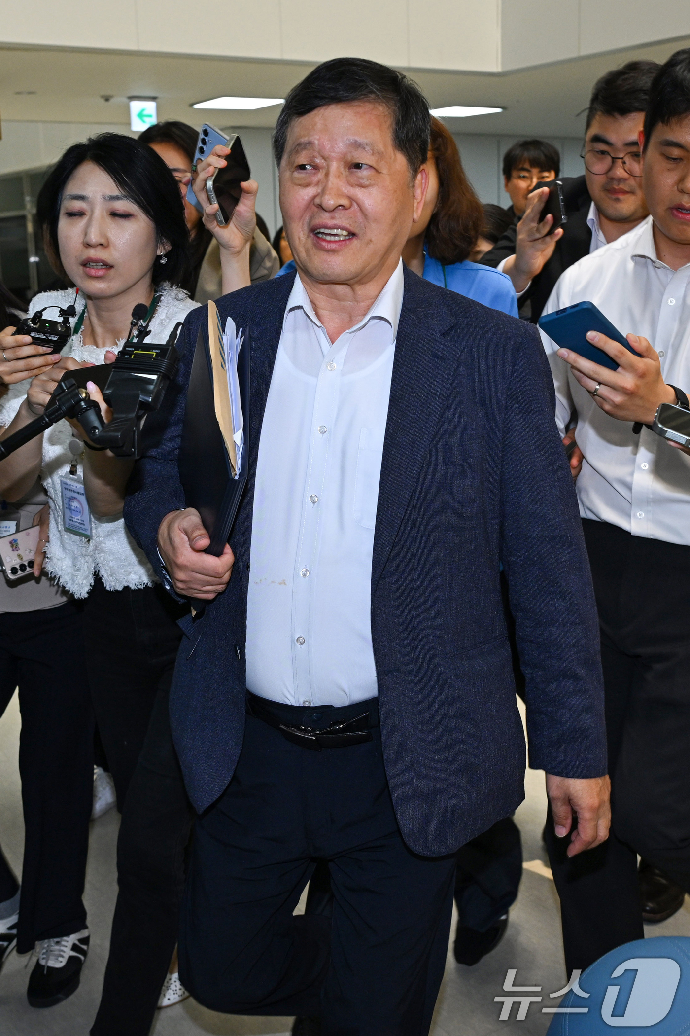 (세종=뉴스1) 오대일 기자 = 박수근 중앙노동위원장이 삼성전자 노조의 총파업 예고 시한을 이틀 앞둔 19일 정부세종청사 중앙노동위원회에서 열린 삼성전자 2차 사후조정 2일차 오후 …