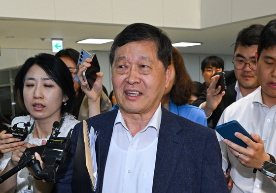 질문에 답하는 박수근 중앙노동위원장