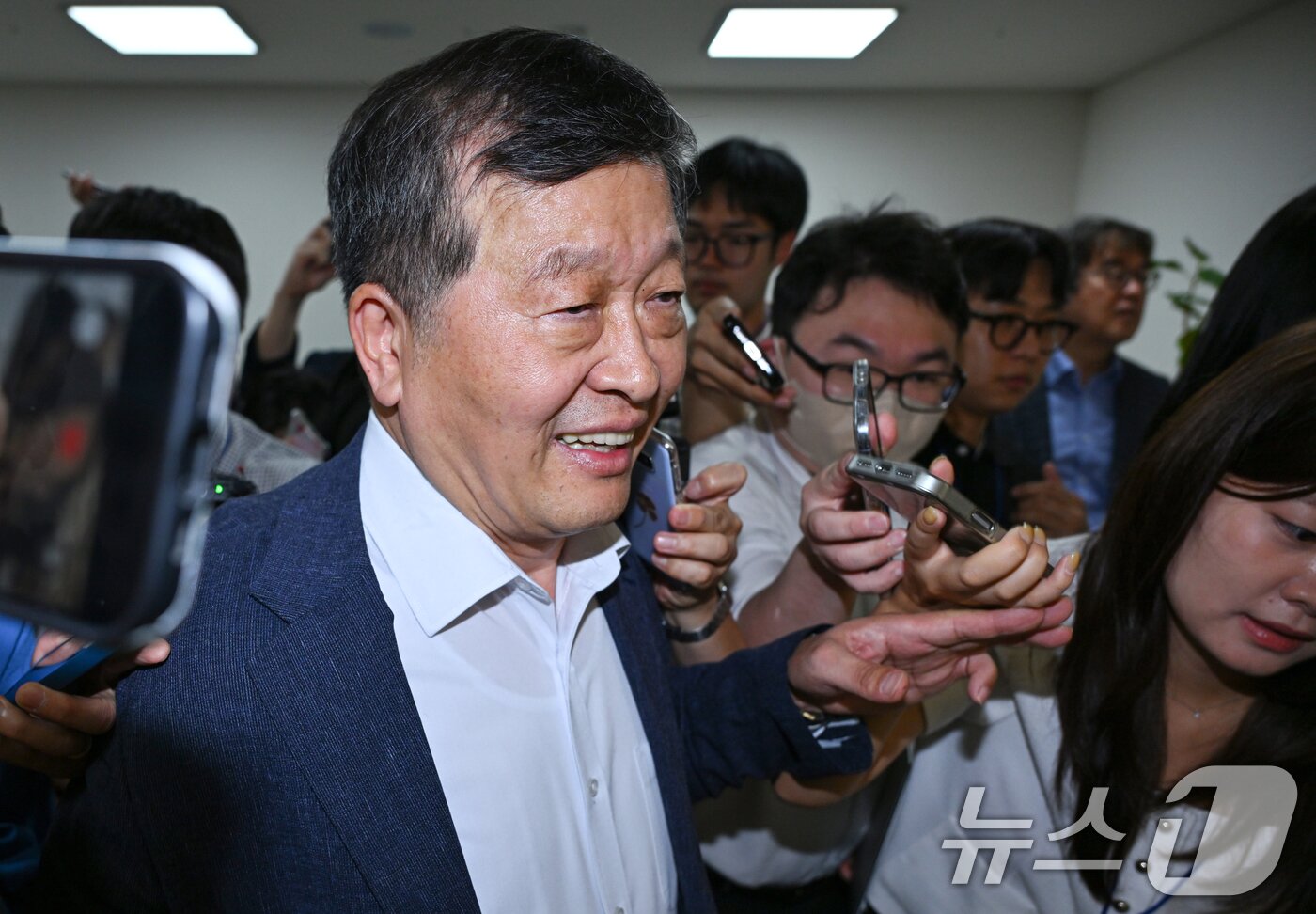 본문 이미지 - 박수근 중앙노동위원장이 삼성전자 노조의 총파업 예고 시한을 이틀 앞둔 19일 정부세종청사 중앙노동위원회에서 열린 삼성전자 2차 사후조정 2일차 오후회의에 참석하며 취재진의 질문에 답하고 있다. (공동취재) 2026.5.19 ⓒ 뉴스1 오대일 기자