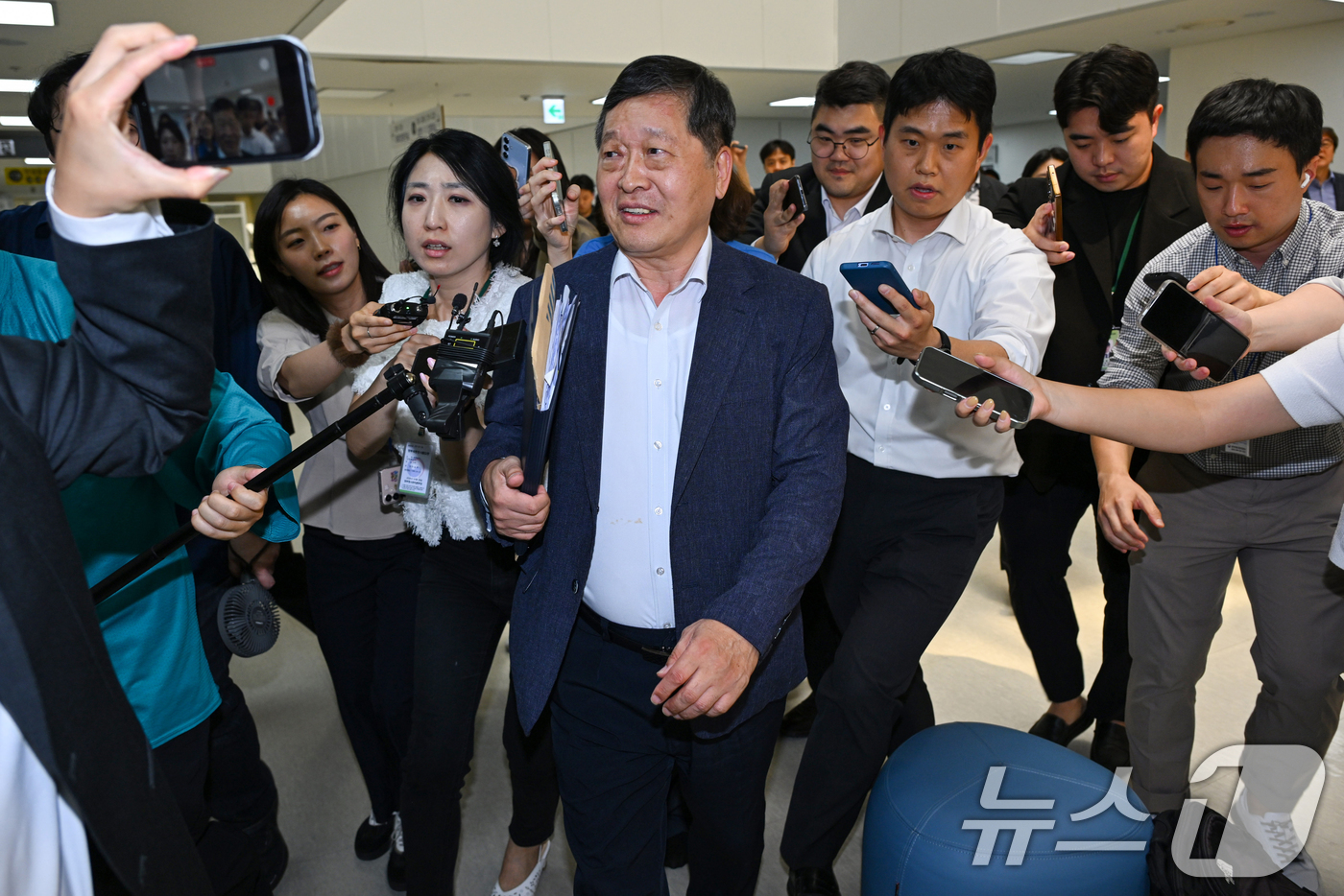 (세종=뉴스1) 오대일 기자 = 박수근 중앙노동위원장이 삼성전자 노조의 총파업 예고 시한을 이틀 앞둔 19일 정부세종청사 중앙노동위원회에서 열린 삼성전자 2차 사후조정 2일차 오후 …