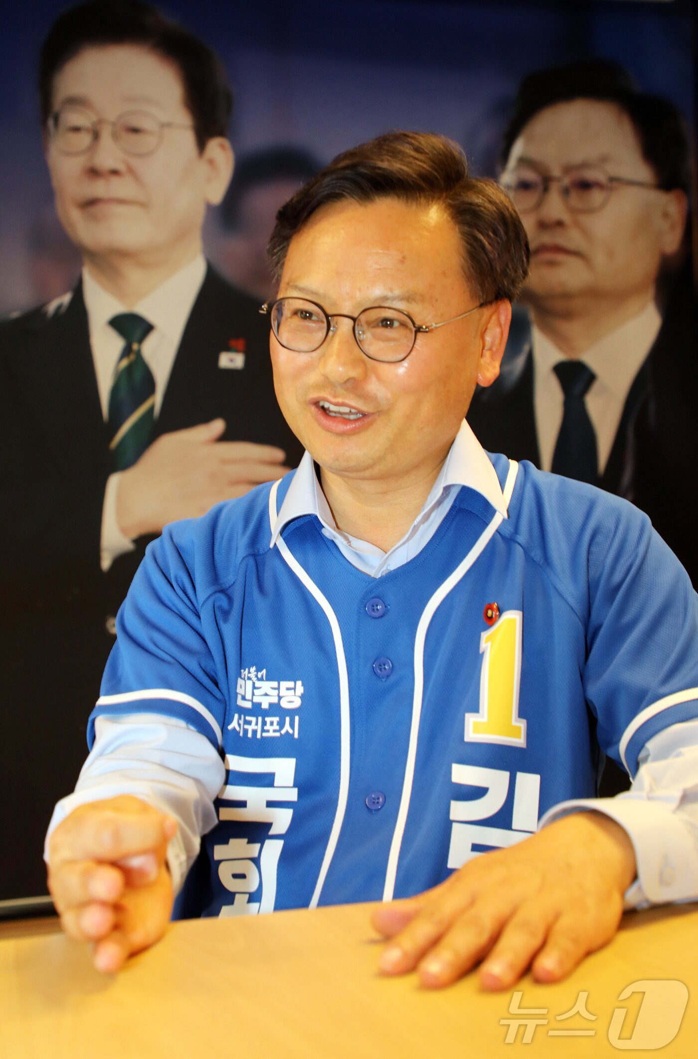 본문 이미지 - 뉴스1 제주본부와 인터뷰하고 있는 김성범 더불어민주당 서귀포시 국회의원 후보. 2026.5.19 ⓒ 뉴스1 오미란 기자