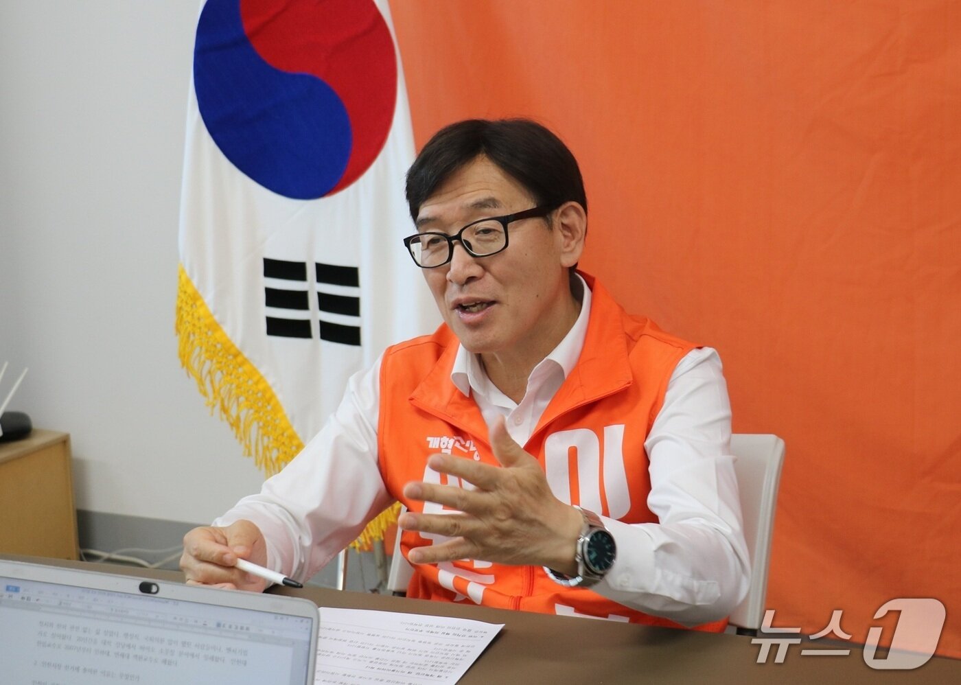 본문 이미지 - 이기붕 후보가 지난 18일 뉴스1과 인터뷰에서 교통 정책을 설명하고 있다. / 뉴스1 ⓒ News1