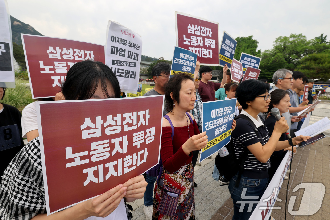 (서울=뉴스1) 이광호 기자 = 삼성전자 노동자 투쟁을 지지하는 노동단체와 활동가들이 19일 오후 서울 종로구 청와대 분수대 앞에서 기자회견을 열고 삼성전자 노동자 투쟁 지지와 이 …