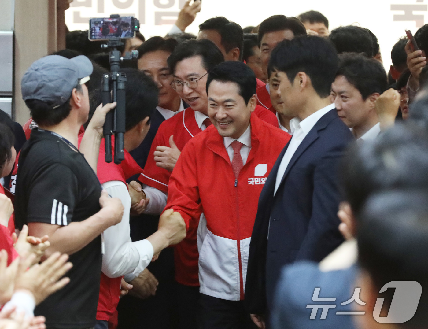 (창원=뉴스1) 윤일지 기자 = 장동혁 국민의힘 상임선거대책위원장이 19일 오후 경남 창원 의창구 국민의힘 경남도당에서 열린 경남선거대책위원회 발대식 및 필승결의대회에서 참석자들과 …