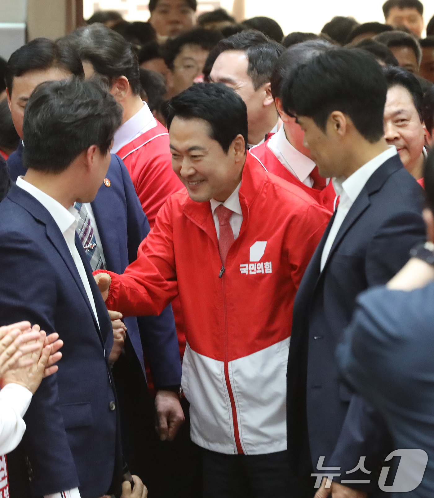 (창원=뉴스1) 윤일지 기자 = 장동혁 국민의힘 상임선거대책위원장이 19일 오후 경남 창원 의창구 국민의힘 경남도당에서 열린 경남선거대책위원회 발대식 및 필승결의대회에서 참석자들과 …