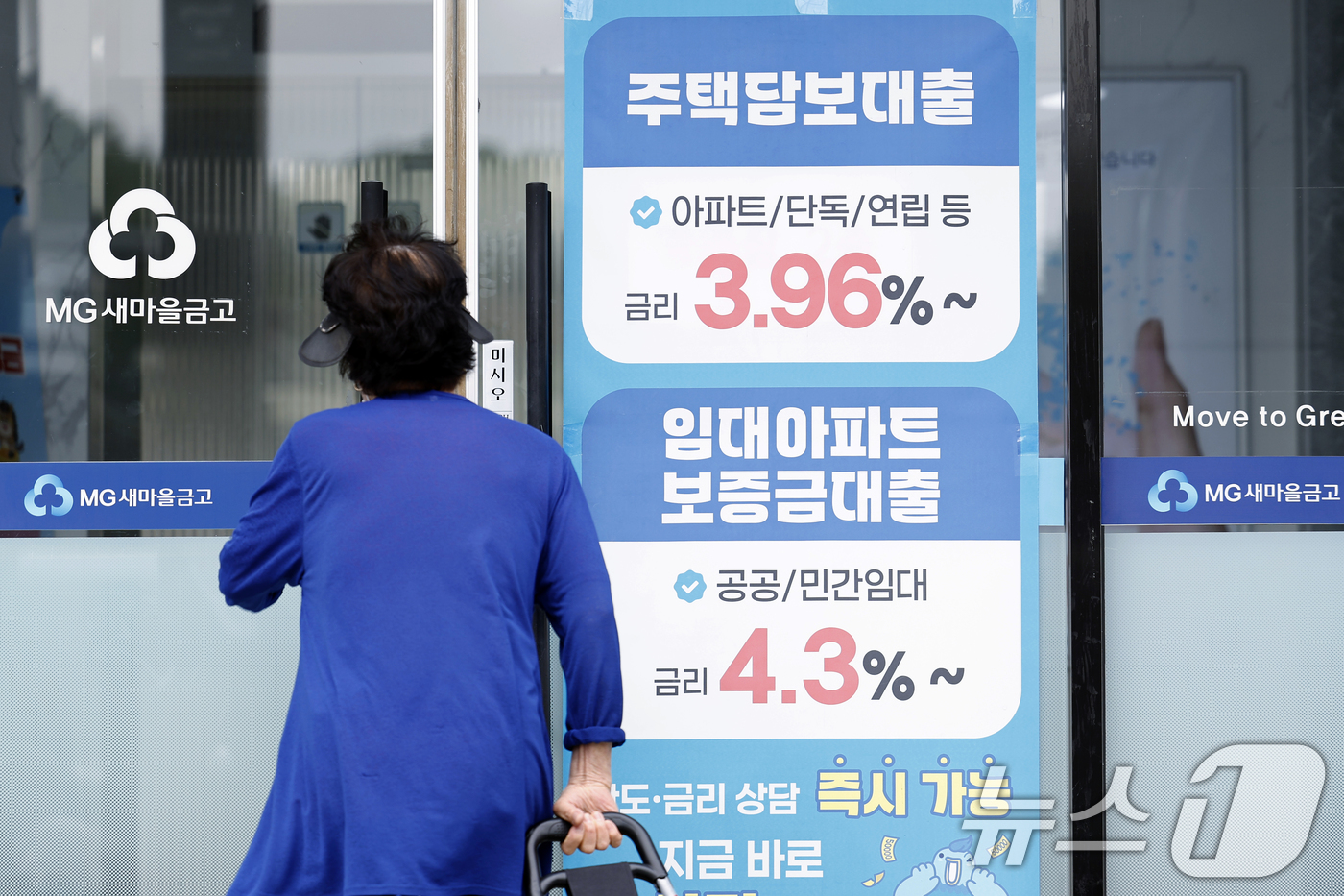 (서울=뉴스1) 박정호 기자 = 올해 1분기(1~3월) 가계가 진 빚이 총 2000조 원에 육박하며 또다시 역대 최대치를 경신한 것으로 나타난 19일 오후 서울 시내의 한 비은행권 …