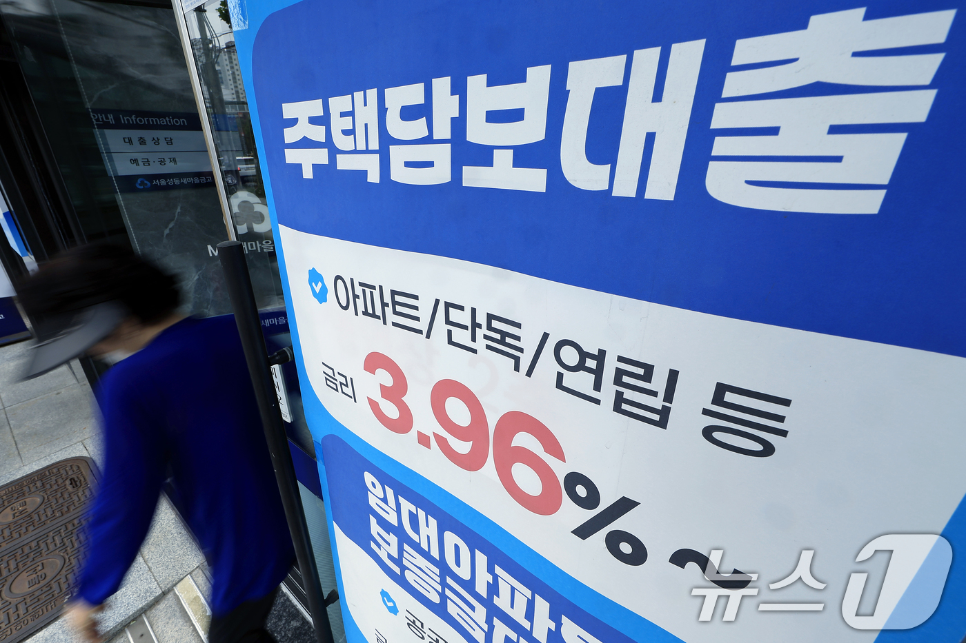 (서울=뉴스1) 박정호 기자 = 올해 1분기(1~3월) 가계가 진 빚이 총 2000조 원에 육박하며 또다시 역대 최대치를 경신한 것으로 나타난 19일 오후 서울 시내의 한 비은행권 …