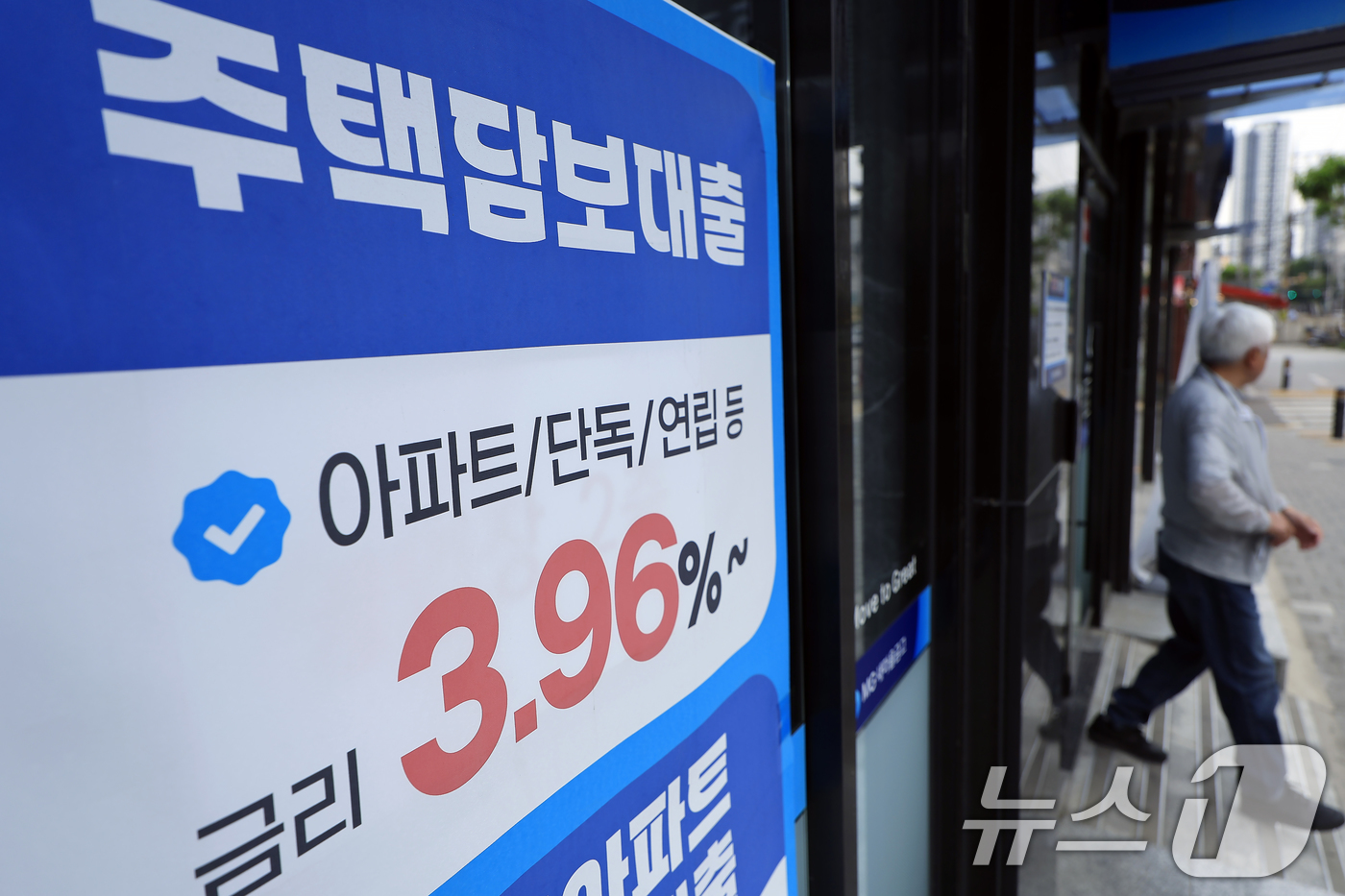 (서울=뉴스1) 박정호 기자 = 올해 1분기(1~3월) 가계가 진 빚이 총 2000조 원에 육박하며 또다시 역대 최대치를 경신한 것으로 나타난 19일 오후 서울 시내의 한 비은행권 …