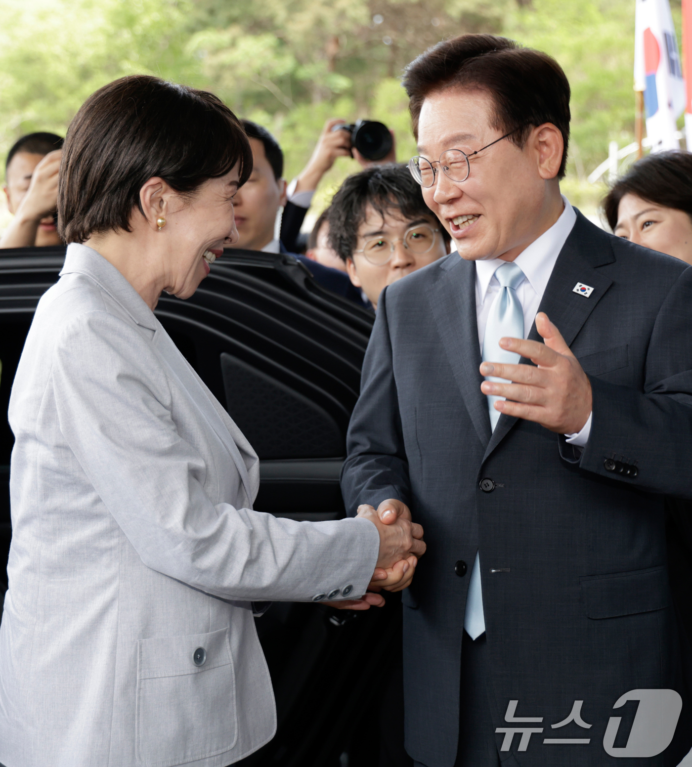 (안동=뉴스1) 허경 기자 = 이재명 대통령이 19일 경북 안동의 한 호텔에서 방한한 다카이치 사나에 일본 총리를 영접하고 있다. (청와대통신사진기자단) 2026.5.19/뉴스1