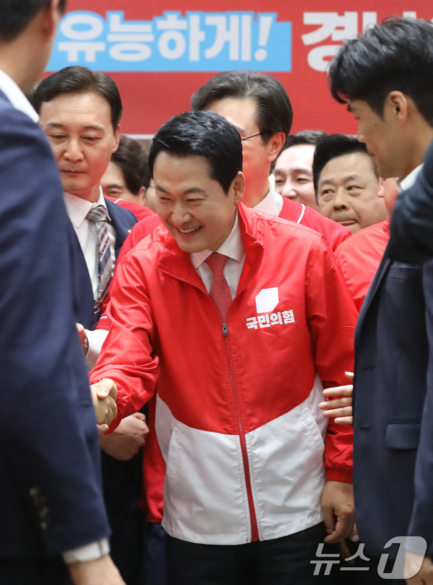 (창원=뉴스1) 윤일지 기자 = 장동혁 국민의힘 상임선거대책위원장이 19일 오후 경남 창원 의창구 국민의힘 경남도당에서 열린 경남선거대책위원회 발대식 및 필승결의대회에서 참석자들과 …